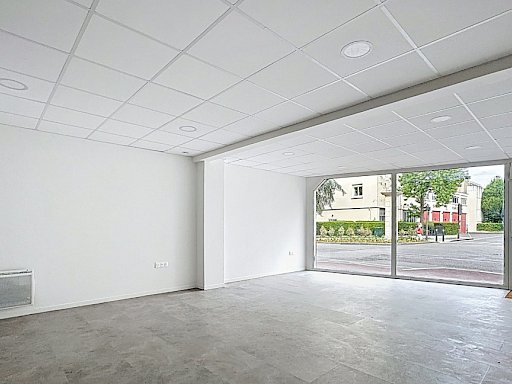 Location Commerce / Local Suresnes 121.8 m² - Photo 2
