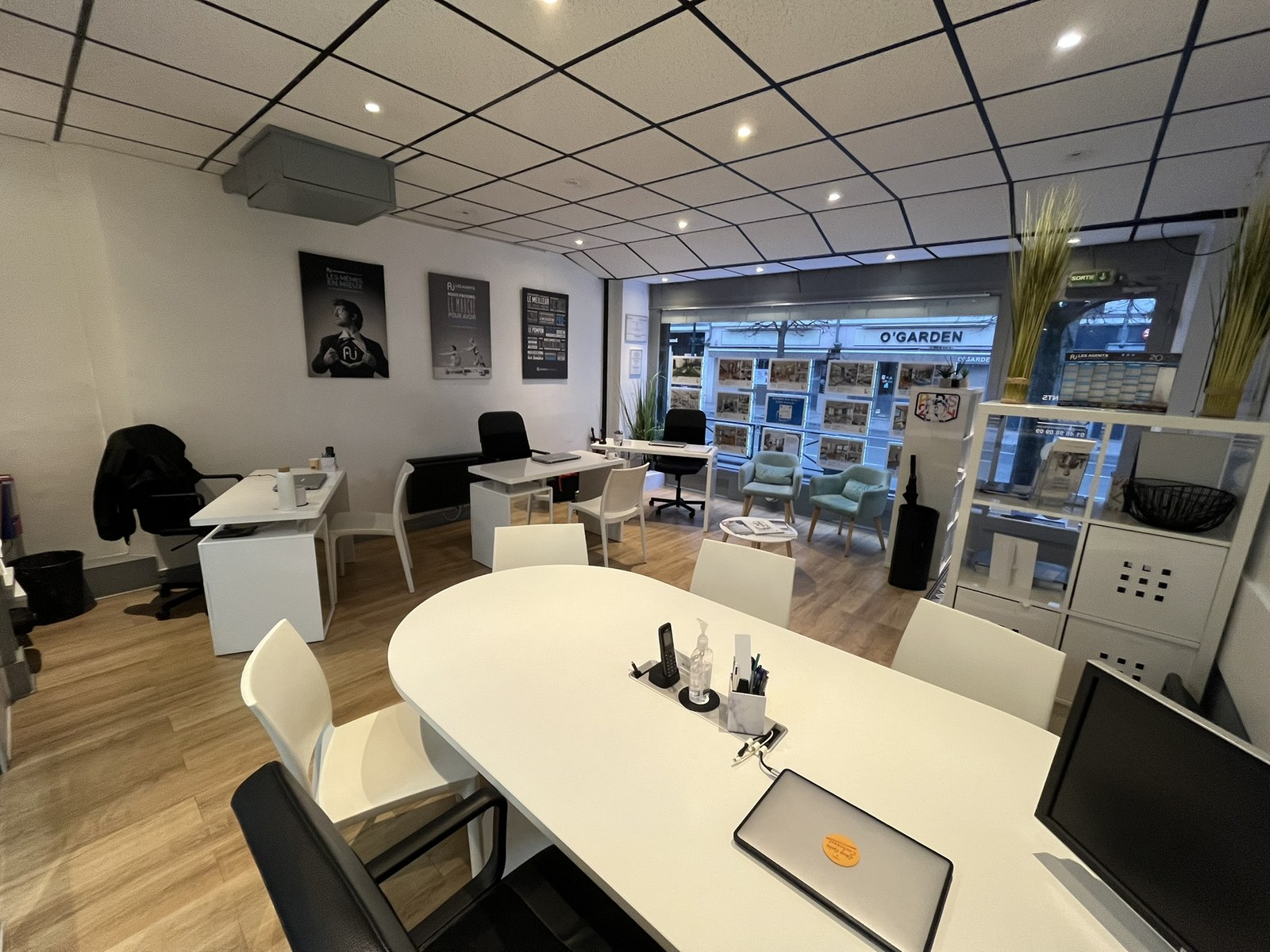 Intérieur de l'agence Les Agents de l'Immobilier Puteaux