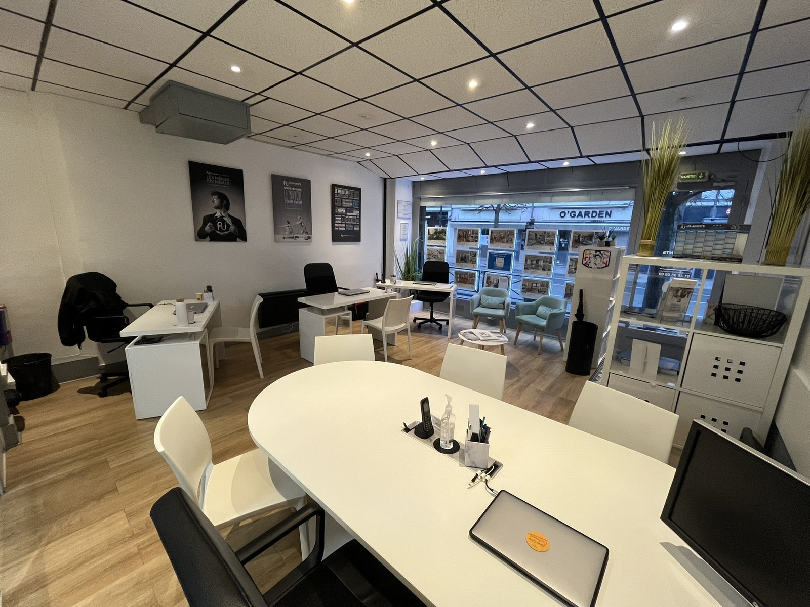 Les Agents de l'Immobilier Puteaux - Table d'Entretien & Étude