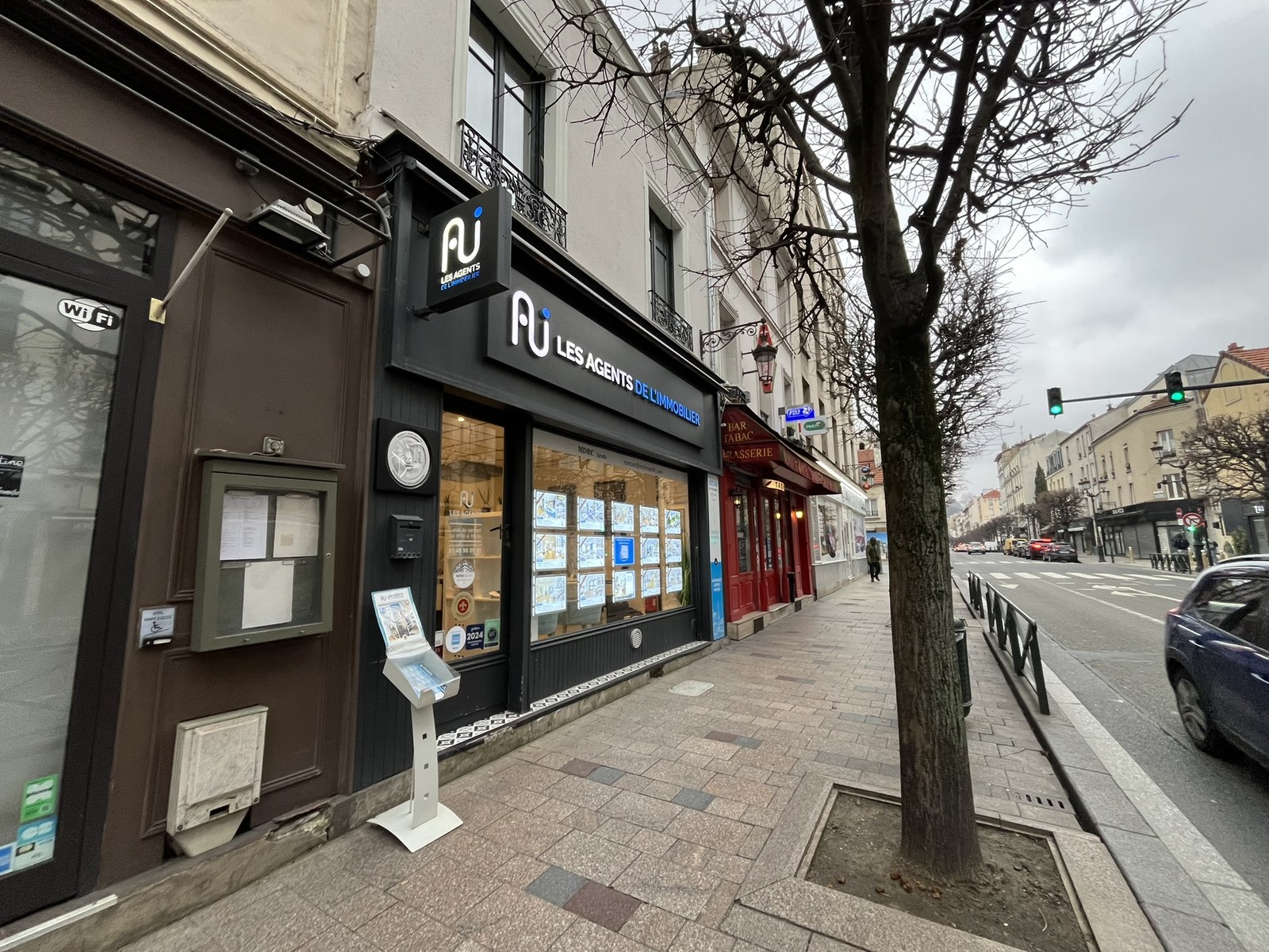 Façade de l'agence Les Agents de l'Immobilier au 11 boulevard Richard Wallace à Puteaux